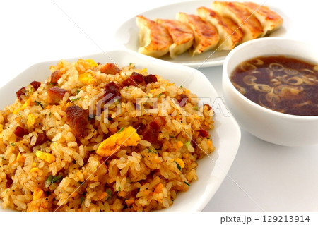 白背景のチャーハンと餃子と中華スープのセット 白背景のチャーハンと餃子と中華スープのセット 129213914