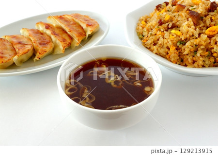 白背景のチャーハンと餃子と中華スープのセット 129213915