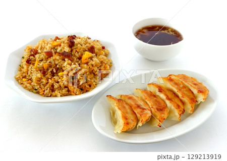 白背景のチャーハンと餃子と中華スープのセット 白背景のチャーハンと餃子と中華スープのセット 129213919