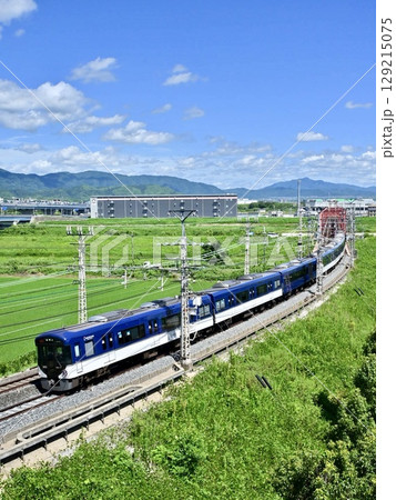 田園風景を走る京阪3000系特急 129215075