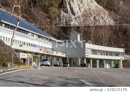 関電トンネル電気バス 扇沢駅(立山黒部アルペンルート長野側の出発点)黒部ダム行き 関電トンネル電気バス 扇沢駅(立山黒部アルペンルート長野側の出発点)黒部ダム行き 129215179
