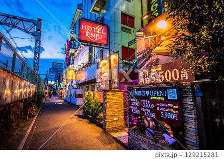 日本の東京都市景観 鶯谷駅前のホテル街などを望む 129215281