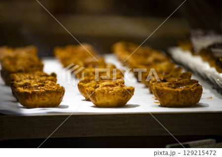 エッグタルト デザート スウィーツ 129215472