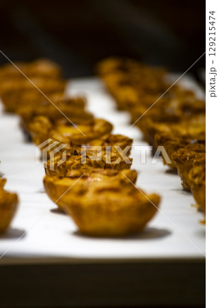 エッグタルト デザート スウィーツ 129215474