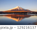 冬の富士山と湖のリフレクション 129216137