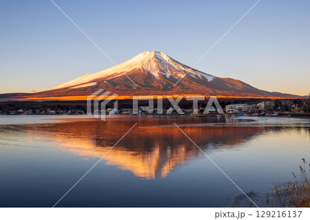 冬の富士山と湖のリフレクション 129216137