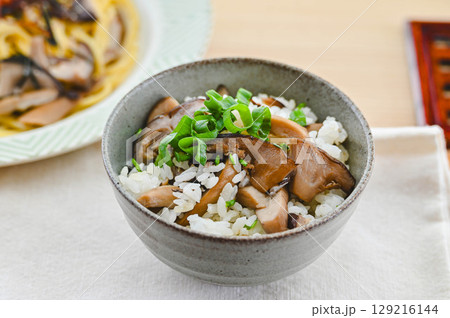秋の味覚　しめじご飯 129216144
