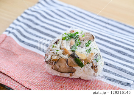 キノコの炊き込みご飯でおにぎり 129216146