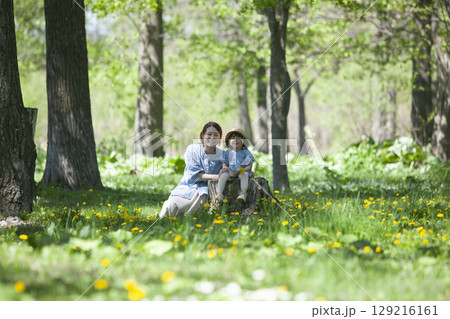 自然の中で遊ぶ親子　 129216161
