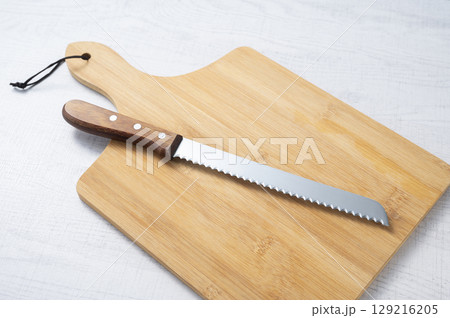 パン切り包丁とカッティングボード 129216205