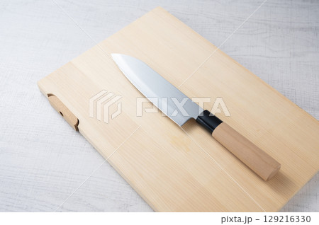 まな板に置かれた包丁 まな板に置かれた包丁 129216330