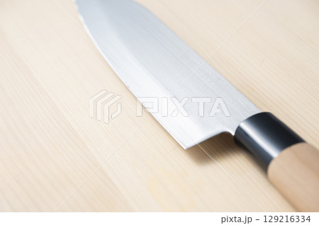 まな板に置かれた包丁 まな板に置かれた包丁 129216334