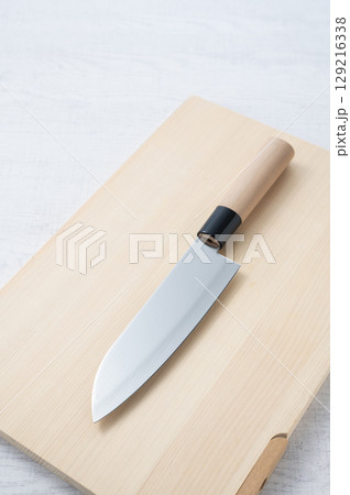 まな板に置かれた包丁 まな板に置かれた包丁 129216338