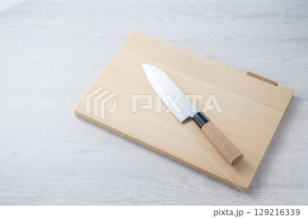 まな板に置かれた包丁 129216339