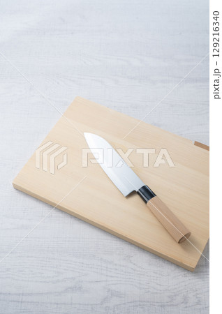 まな板に置かれた包丁 まな板に置かれた包丁 129216340