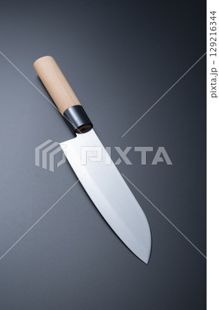 包丁　黒背景 129216344