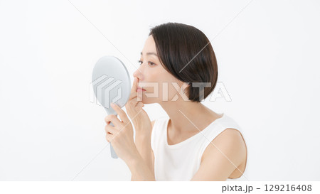 肌トラブル　スキンケア　手鏡 129216408