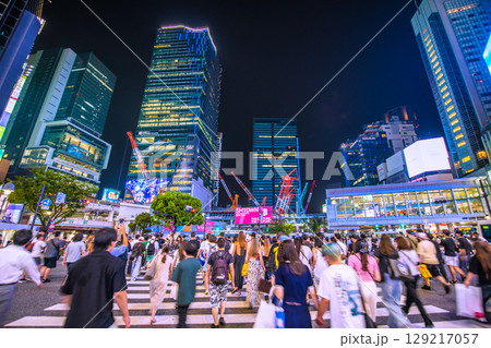 日本の東京都市景観8月外国人観光客らで賑わう夜の渋谷スクランブル交差点＝3日、21時20分 129217057