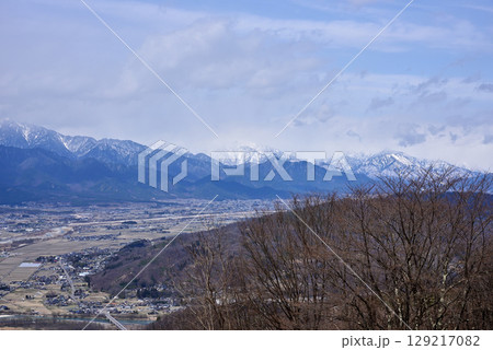 安曇野風景、雲に覆われた北アルプスの山々 安曇野風景、雲に覆われた北アルプスの山々 129217082