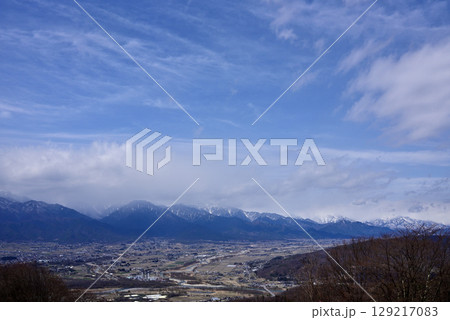 安曇野風景、雲に覆われた北アルプスの山々 129217083