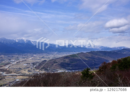 安曇野風景、雲に覆われた北アルプスの山々 129217086