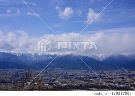 安曇野風景、雲に覆われた北アルプスの山々 129217093