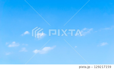 さわやかな青空に浮かぶ雲の背景写真画像 夏の8月シンプル快晴な空 さわやかな青空に浮かぶ雲の背景写真画像 夏の8月シンプル快晴な空 129217159