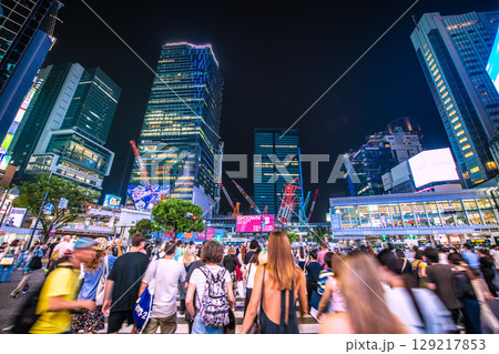 日本の東京都市景観8月外国人観光客らで賑わう夜の渋谷。枯山水撤去でハチ公像…＝3日、21時20分 129217853