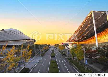秋の夕暮れに輝く幕張メッセと国際大通り 秋の夕暮れに輝く幕張メッセと国際大通り 129218171
