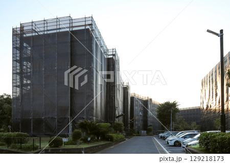 夕暮れのマンション大規模外壁工事 129218173