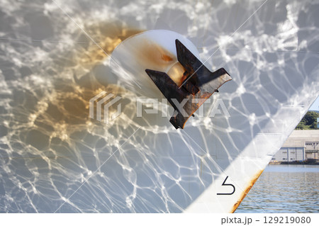 船体に反射した海面の光と錨 129219080