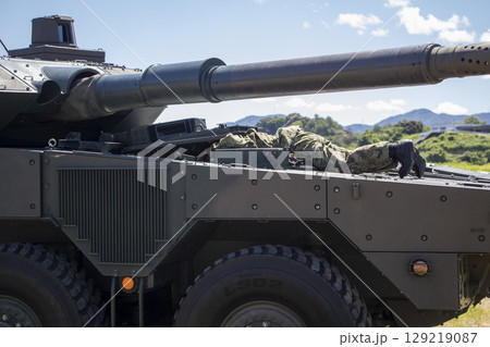 16式機動戦闘車に頭を突っ込む自衛官 129219087