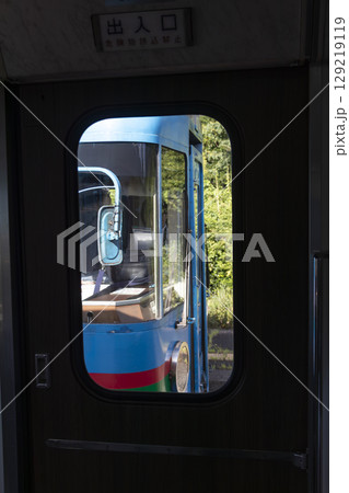 すれ違う列車 129219119