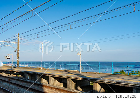 青空と鉄橋を渡る車 青空と鉄橋を渡る車 129219229