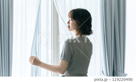カーテンを開ける女性 カーテンを開ける女性 129220490