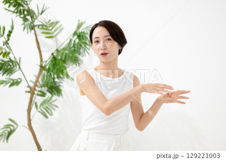 笑顔で話す女性 笑顔で話す女性 129221003