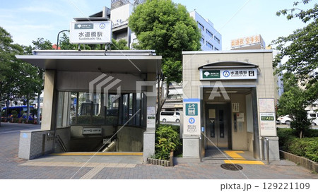 都営地下鉄三田線の水道橋駅A2番出入口、エレベーターが設置されJR水道橋駅の乗り換え口 都営地下鉄三田線の水道橋駅A2番出入口、エレベーターが設置されJR水道橋駅の乗り換え口 129221109