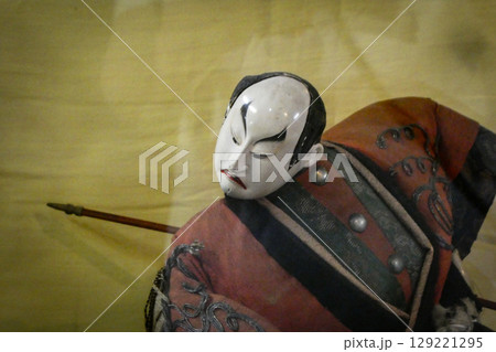 古い武田人形の武者人形の独特の顔とポーズ 129221295