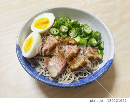 鴨肉とオクラの乗った蕎麦 鴨肉とオクラの乗った蕎麦 129221621