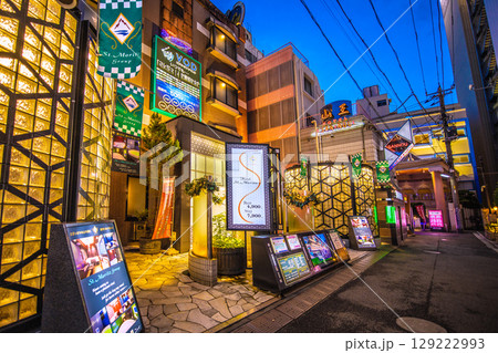 日本の東京都市景観 鶯谷駅前のホテル街などを望む 129222993