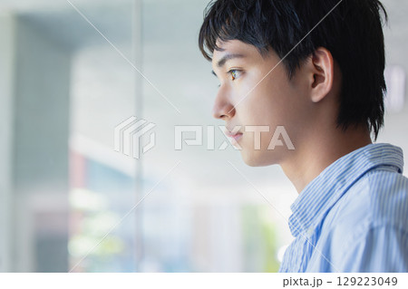 遠くを見る男性 129223049