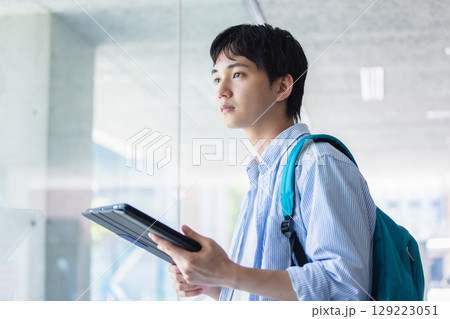 タブレットを持つ男性 129223051