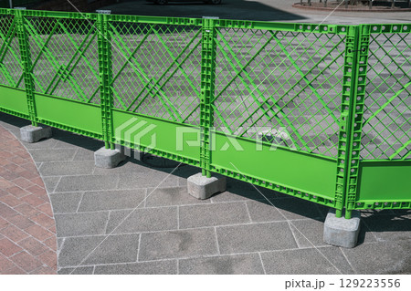 公園の広場に設置したプラスチックフェンス 公園の広場に設置したプラスチックフェンス 129223556