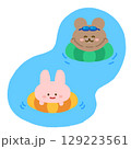 海やプールで遊ぶウサギとクマ 129223561