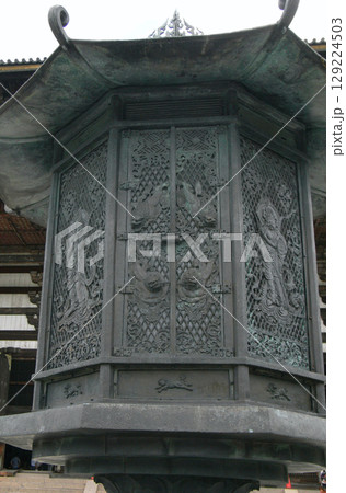 奈良　東大寺　大仏殿　八角灯籠 129224503