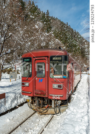 雪に覆われた北濃駅とナガラ300形気動車 129224793