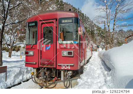 雪に覆われた北濃駅とナガラ300形気動車 129224794
