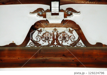 京都　仁和寺　御所庭園　勅使門の桜の紋様 129224796