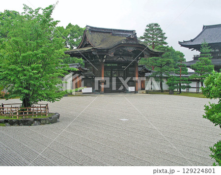 京都 仁和寺 御所庭園 寝殿南庭、勅使門と仁王門 京都 仁和寺 御所庭園 寝殿南庭、勅使門と仁王門 129224801