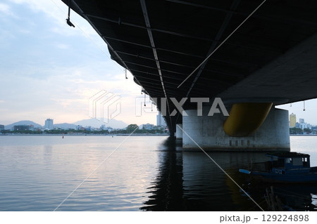Dragon Bridge in Danang, Vietnam Dragon bridge is one of the most beautiful bridge in the world. Dragon Bridge in Danang, Vietnam Dragon bridge is one of the most beautiful bridge in the world. 129224898